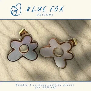 *NEW* Flower Stud Earrings - Stainless Steel  Gold Plated w/ Pearl Luminescence